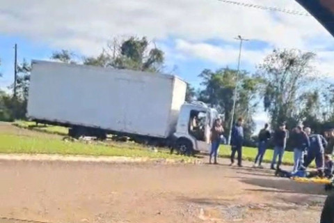 Colisão entre caminhão e motocicleta deixa homem ferido na BR-468, em Tiradentes do Sul