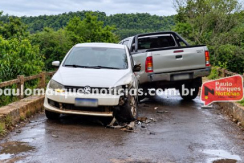 Hilux e Gol colidem sobre ponte do Rio Buricá em São José do Inhacorá