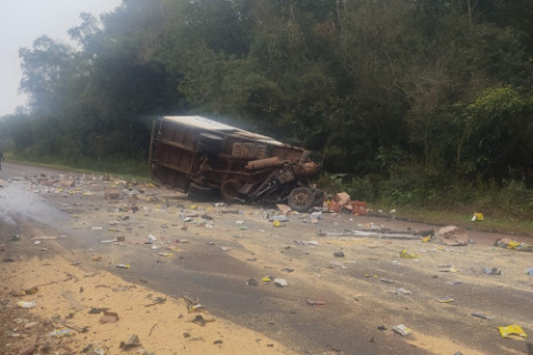 Colisão frontal entre caminhões deixa dois mortos na ERS-344, entre Giruá e Santo Ângelo