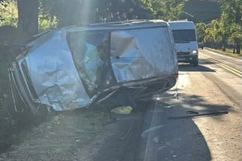 Homem morre após ser arremessado de veículo em capotamento em Nova Candelária