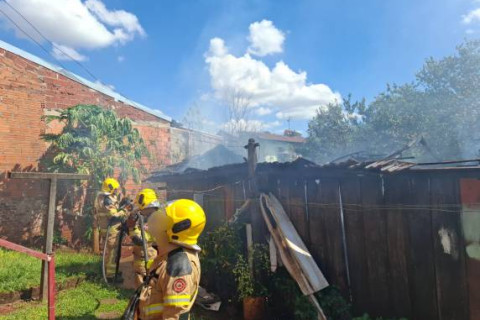 Incêndio destrói galpão no bairro Glória, em Ijuí