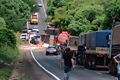 Carreta tomba na RS-342 e provoca novo acidente entre Cruz Alta e Ijuí