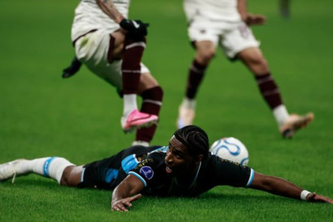 Grêmio dá vexame, perde em casa para o Bolívar e está fora da Sul-Americana