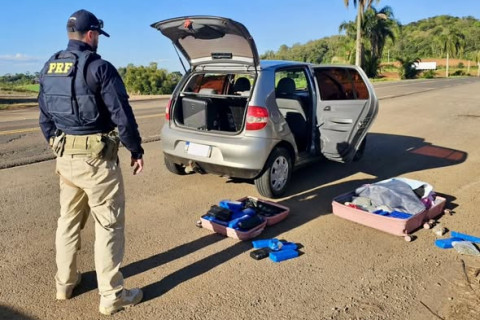 PRF apreende cerca de 25 quilos de maconha e haxixe em carro de aplicativo em Erechim