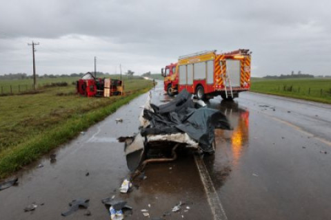 Cinco pessoas morrem em grave acidente entre carro catarinense e carreta de Horizontina na BR-470, em SC