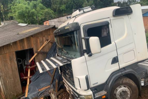 Caminhão tomba fora da pista após desvio para evitar colisão na Perimetral Sul