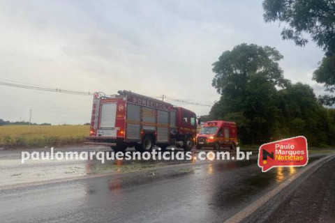 Árvore caída provoca acidente com três motociclistas na BR-472 em Três de Maio