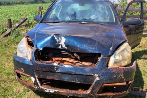 Veículo sai da pista e colide contra cerca na ERS-342, em Três de Maio