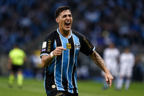 Com mais um gol de falta de Pavon, Grêmio vira sobre o São Paulo e deixa o Z-4 do Brasileirão