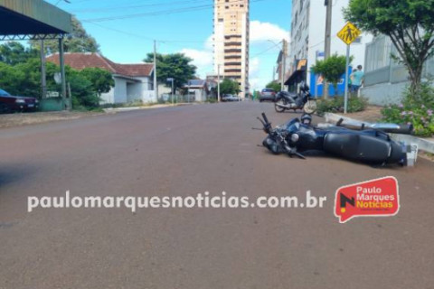 Colisão entre duas motos deixa feridos no centro de Três de Maio