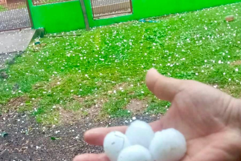 TEMPORAL DE GRANIZO CAUSA DANOS EM RESIDÊNCIAS E MOBILIZA EQUIPES EM SANTO ANTÔNIO DAS MISSÕES NESTA SEGUNDA