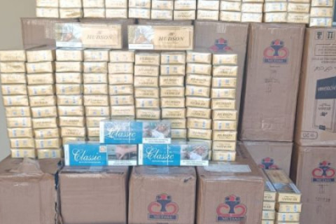 Brigada Militar apreende quase 10 mil maços de cigarros contrabandeados e prende três homens em Três de Maio