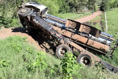 Caminhão carregado de leite tomba na RSC-472 entre Tenente Portela e Palmitinho