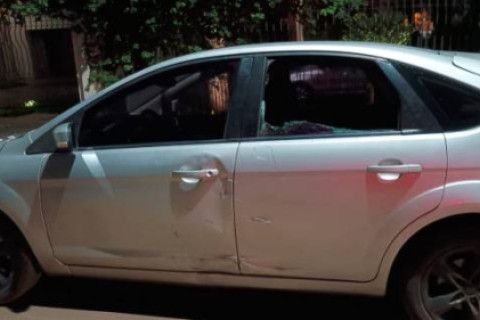 Colisão entre carro e motocicleta deixa motociclista ferido no centro de Três de Maio