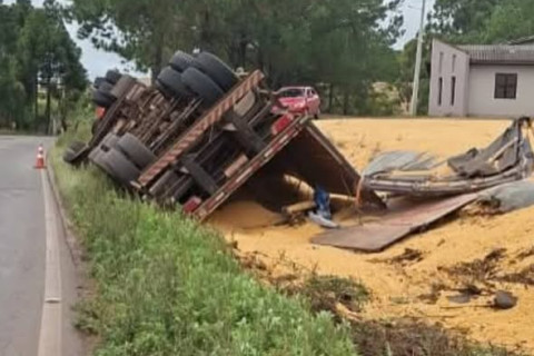 CAMINHÃO TOMBA E ESPALHA CARGA DE MILHO NA RODOVIA NO NORTE DO ESTADO