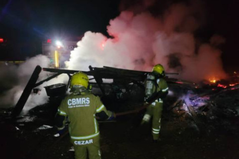 Incêndio destrói residência no interior de Três de Maio