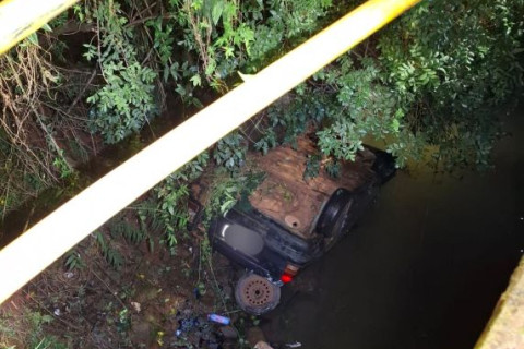 Motorista cai com carro em riacho após acidente próximo à Unijuí, em Ijuí