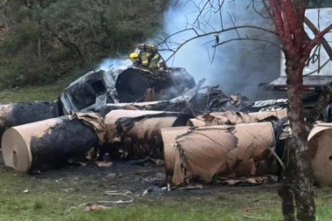 Carreta carregada com bobinas de papelão pega fogo após saída de pista na ERS-135 em Erechim