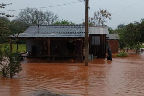 Chuva provoca alagamentos e suspensão de aulas em cidades do norte e do noroeste do RS