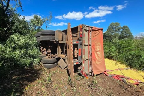 CAMINHÃO CARREGADO COM MILHO TOMBA  APÓS MOTORISTA SOFRER MAL SÚBITO EM PASSO FUNDO