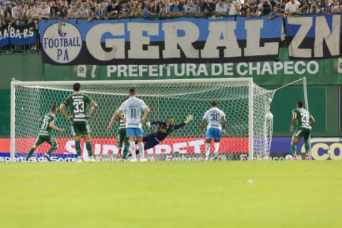 Grêmio empata com a Chapecoense e segue sem vencer fora de casa no Brasileirão