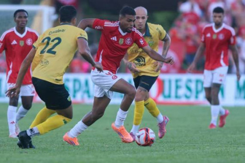 Inter leva virada no fim, é derrotado pelo Ypiranga e perde os 100% no Gauchão