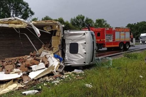 Acidente entre dois caminhões deixa meia pista bloqueada na BR- 116 em Vacaria ￼
