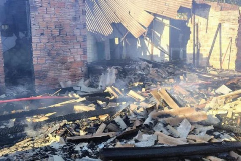 Mulher morre carbonizada em incêndio no bairro Mathias Velho, em Canoas