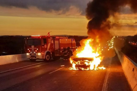 Carro conduzido por zagueiro da base do Grêmio pega fogo após colisão na BR-290