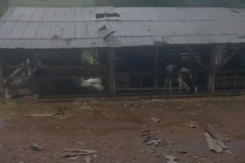 Vendaval isolado causou transtornos em propriedade rural em Tiradentes do Sul