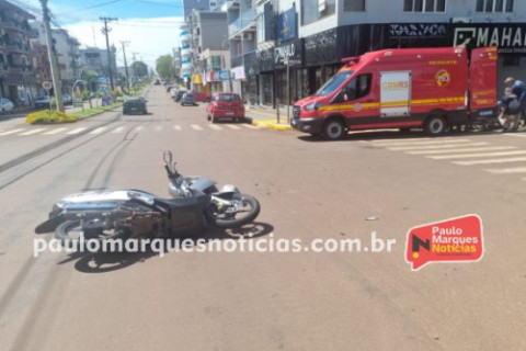 Acidente entre carro e moto deixa idosa ferida no centro de Três de Maio