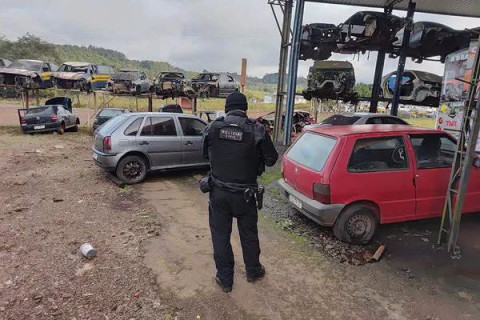 Dono de desmanche de Frederico Westphalen preso após polícia encontrar três veículos roubados