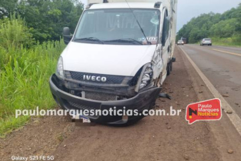 Colisão entre caminhões causa danos materiais na BR-472, em Três de Maio