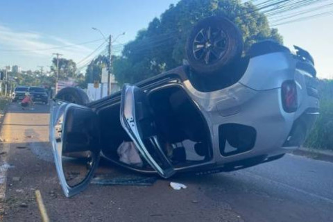 Agente de trânsito fica ferida após desmaiar e capotar caminhonete em Passo Fundo