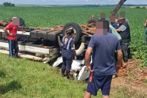 Caminhão tomba após saída de pista na ERS-561 em São Nicolau