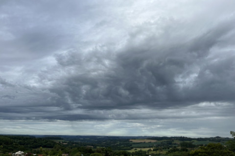 RS terá segunda-feira de carnaval abafada e com chuva irregular