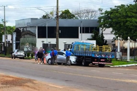 Mulher fica ferida após carro colidir com caminhão em Santo Ângelo