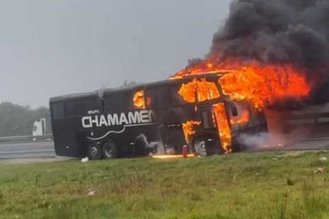 Ônibus de banda de Vacaria fica destruído após incêndio em rodovia