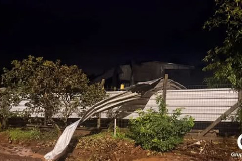 Chuva e ventos fortes causam destelhamentos em casas e estabelecimentos comerciais de FW