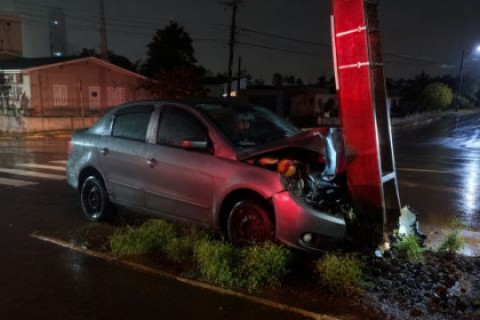 Motorista fica ferido após colidir veículo contra poste no Centro de Três de Maio