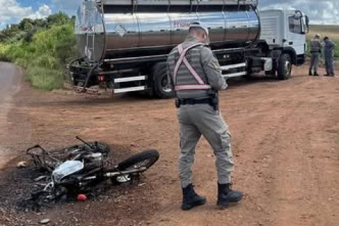 Motocicleta explode após colisão com caminhão na RSC-163, próximo à localidade de São Sebastião