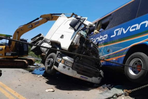 Acidente entre ônibus e carreta deixa 11 mortos e 11 feridos na BR-116, em Pelotas