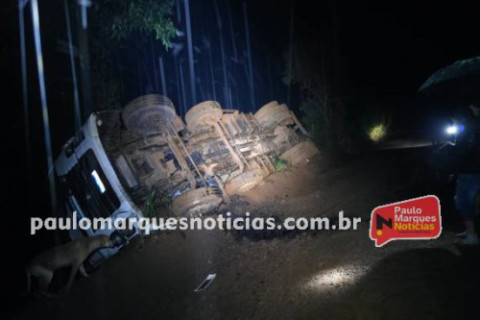 Caminhão de Ijuí carregado de ração tomba em estrada do interior de Independência