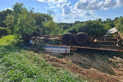 Caminhão capota após saída de pista na RS-218 entre Catuípe e Santo Ângelo