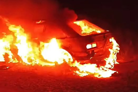 Veículo é totalmente destruído por incêndio na BR-472, em Santo Cristo