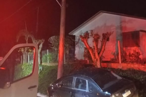 Motorista fica ferido após colisão contra poste em Sede Nova