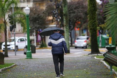Frio recua e temporais retornam ao RS: veja a previsão do tempo para o fim de semana