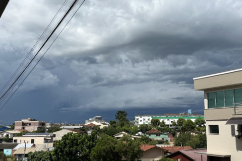 Ar tropical mantém calor e umidade sobre o RS, com pancadas de chuva nesta segunda-feira