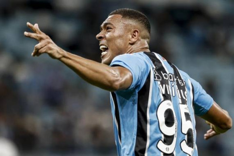 Com três gols de Carlos Vinícius, Grêmio vira sobre o Botafogo e vence a primeira no Brasileirão