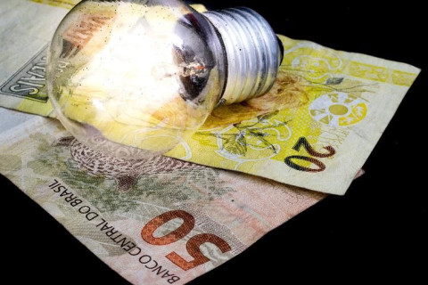 Conta de luz continuará com acréscimo da bandeira amarela em junho